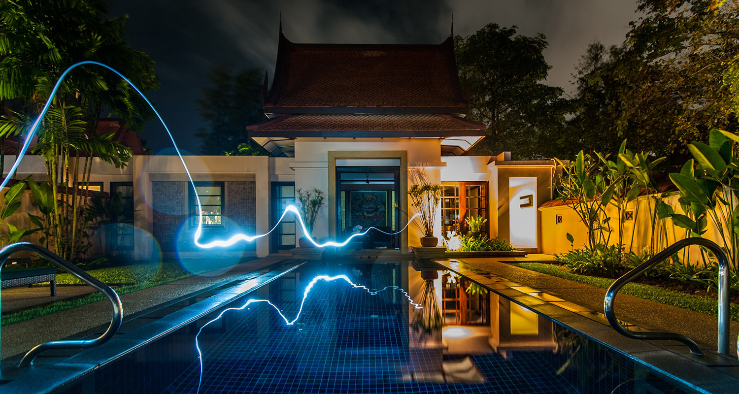 Haus mit Pool und blauem Lichtband