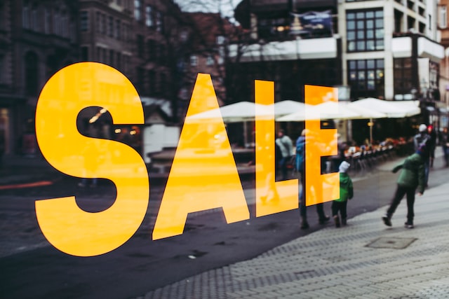 Sale Schriftzug am Ladenfenster