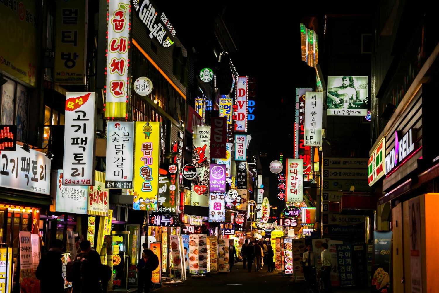 Bunt beleuchtete Einkaufsstraße in Seoul