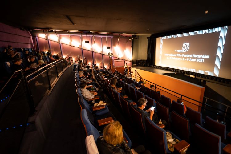Publiek zit in de bioscoop tijdens IFFR